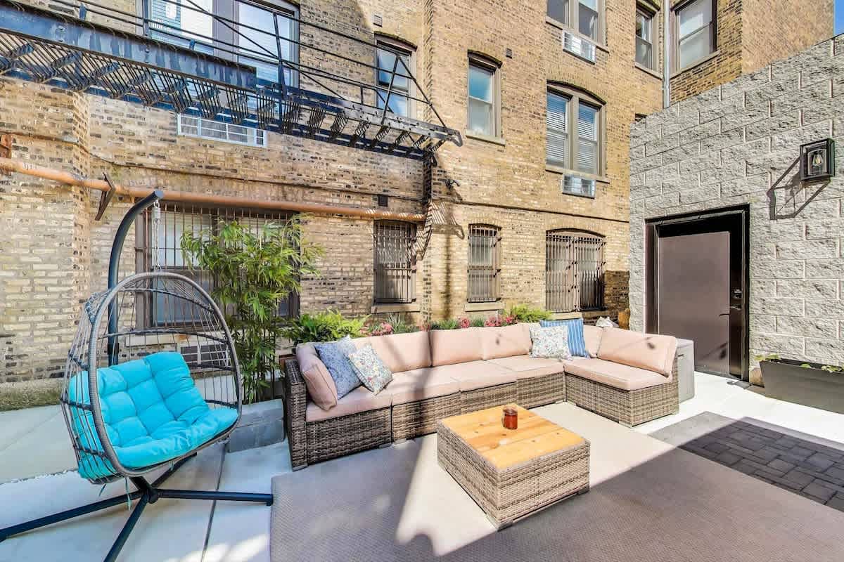 Wrightwood Place | Lincoln Park | Elegant Apartment photo 2