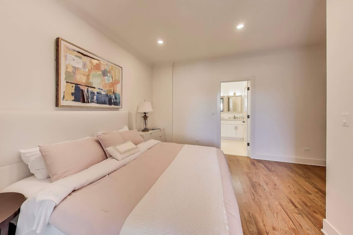 Wrightwood Place | Lincoln Park | Elegant Apartment photo 18