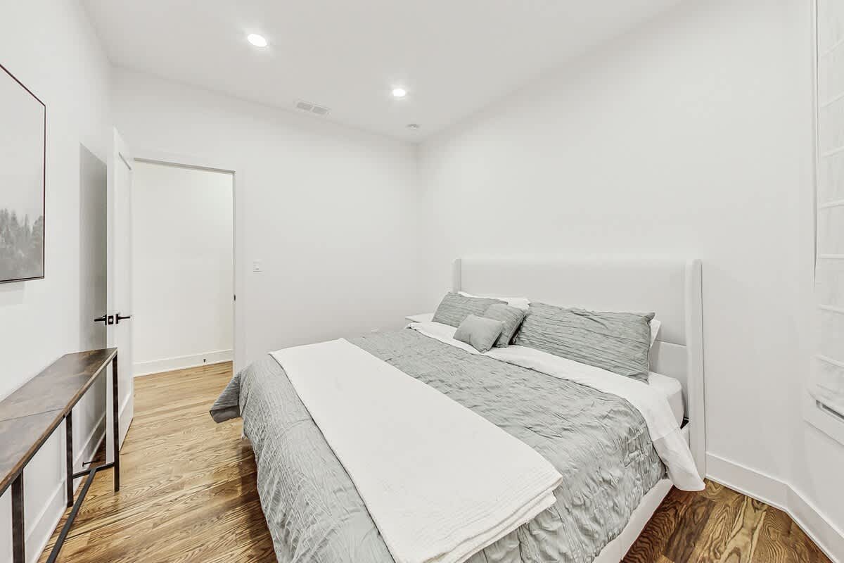 Wrightwood Place | Lincoln Park | Elegant Apartment photo 19