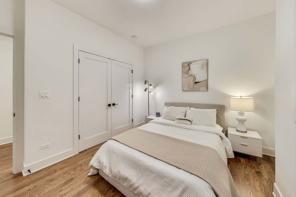 Wrightwood Place | Lincoln Park | Elegant Apartment photo 24