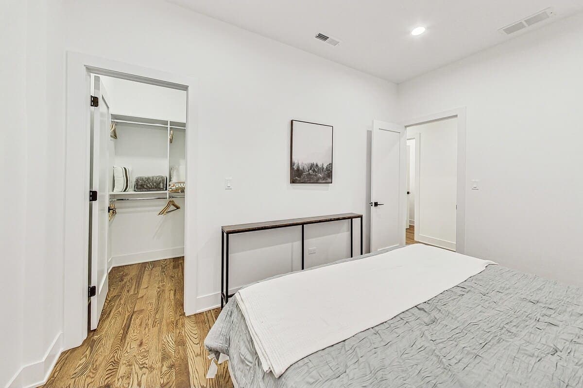 Wrightwood Place | Lincoln Park | Elegant Apartment photo 25