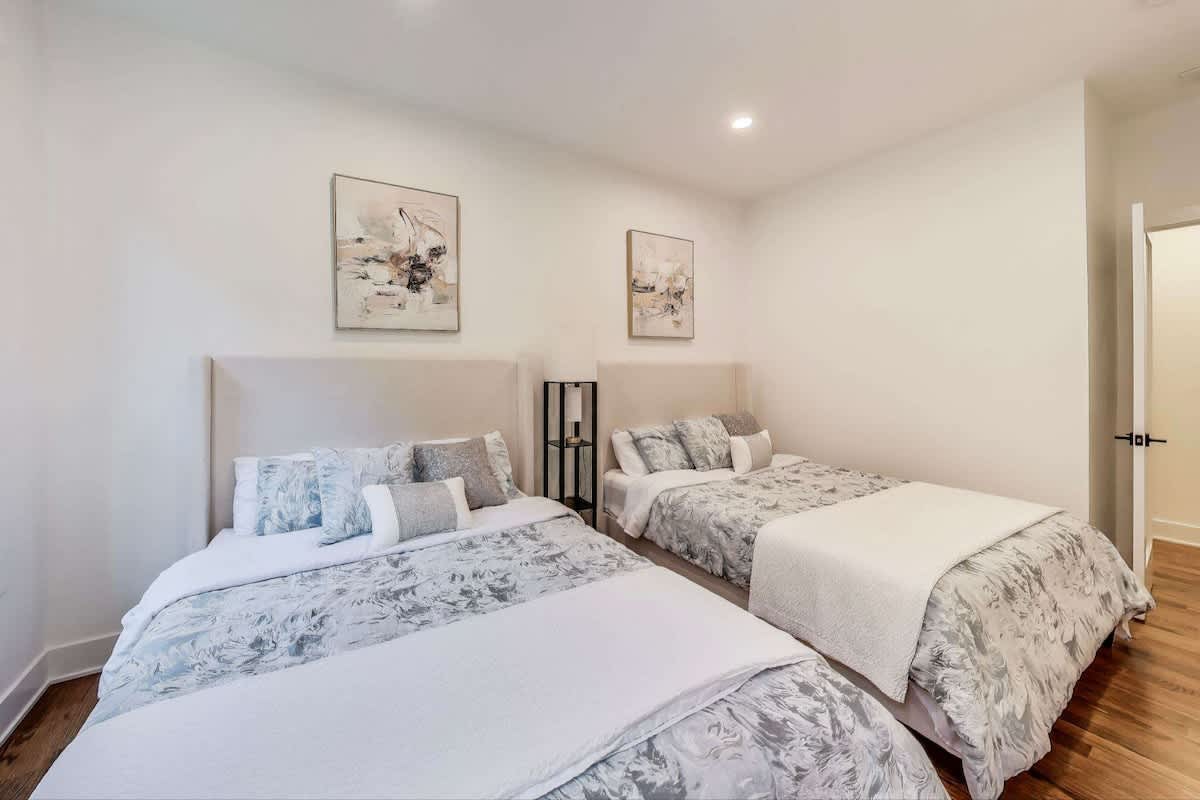 Wrightwood Place | Lincoln Park | Elegant Apartment photo 11