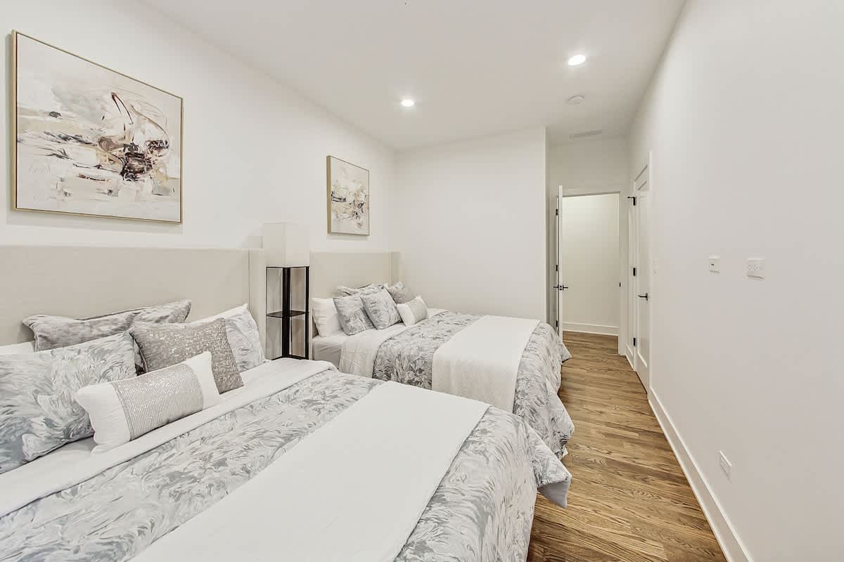 Wrightwood Place | Lincoln Park | Elegant Apartment photo 15