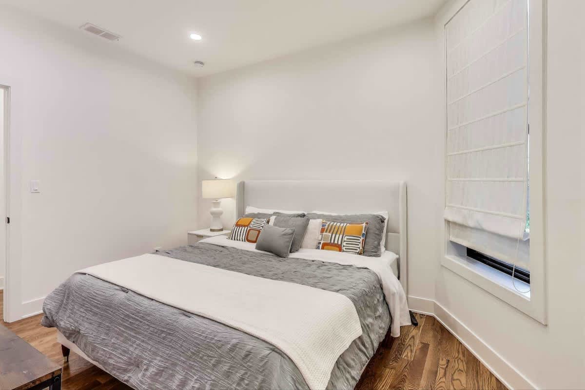 Wrightwood Place | Lincoln Park | Elegant Apartment photo 14