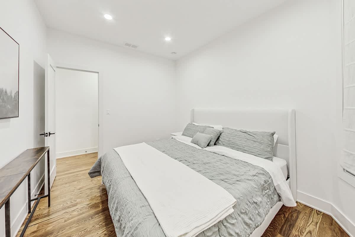 Wrightwood Place | Lincoln Park | Elegant Apartment photo 31