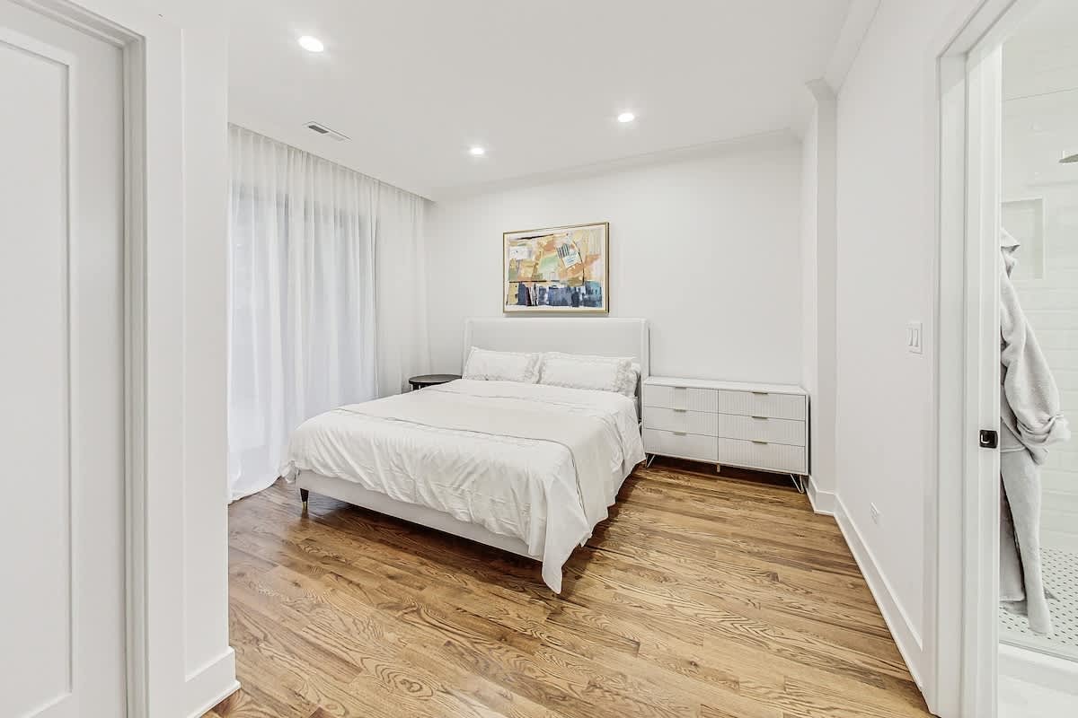 Wrightwood Place | Lincoln Park | Elegant Apartment photo 32