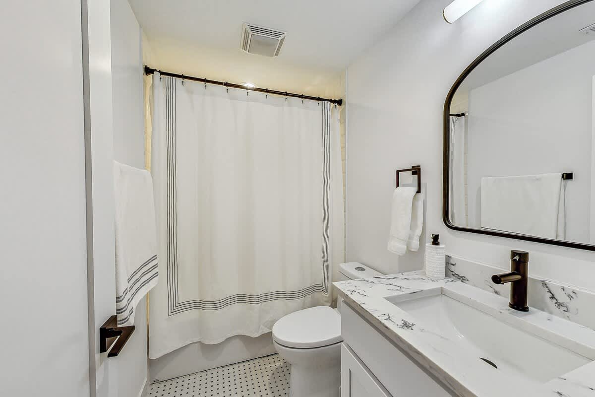 Wrightwood Place | Lincoln Park | Elegant Apartment photo 37