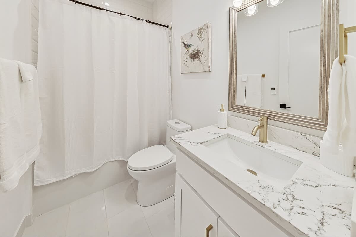 Wrightwood Place | Lincoln Park | Elegant Apartment photo 39