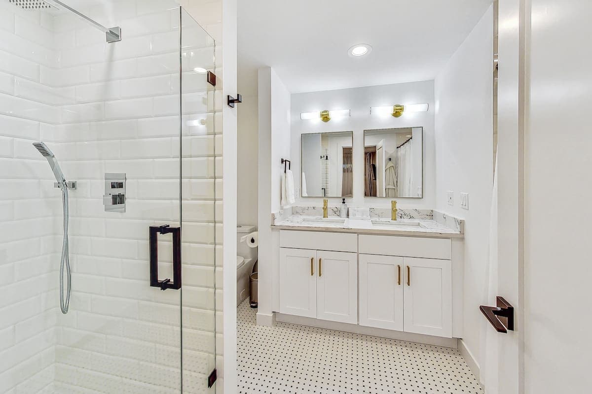 Wrightwood Place | Lincoln Park | Elegant Apartment photo 41