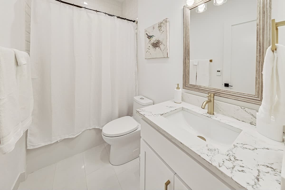 Wrightwood Place | Lincoln Park | Elegant Apartment photo 40