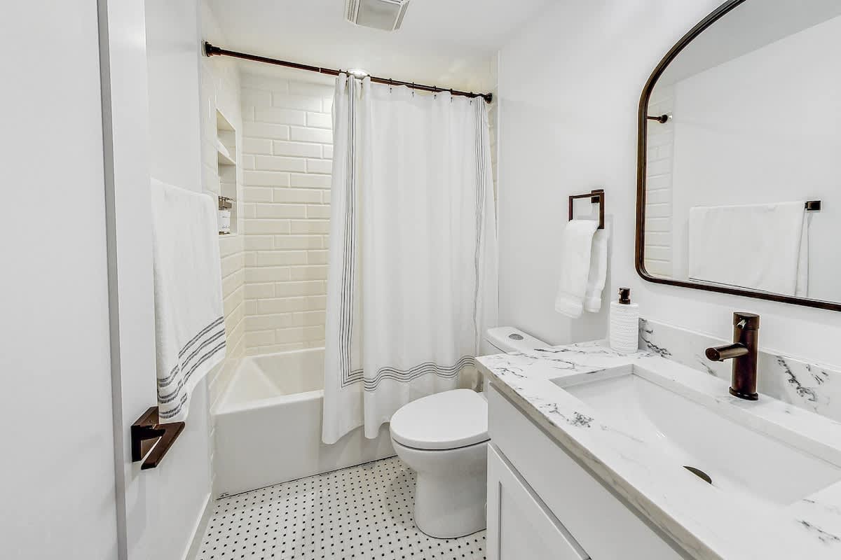 Wrightwood Place | Lincoln Park | Elegant Apartment photo 48