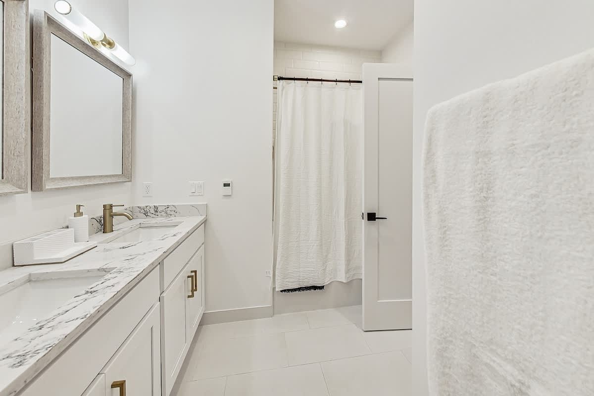 Wrightwood Place | Lincoln Park | Elegant Apartment photo 51