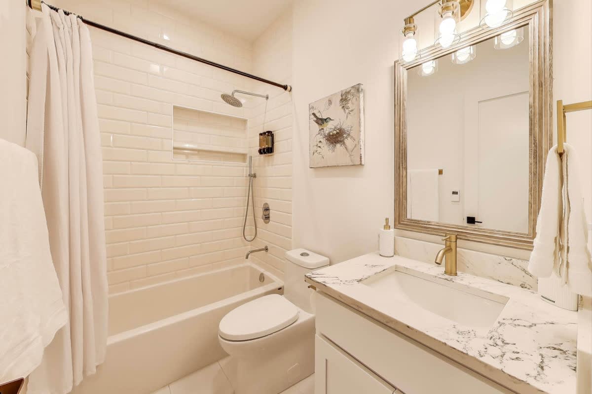 Wrightwood Place | Lincoln Park | Elegant Apartment photo 54