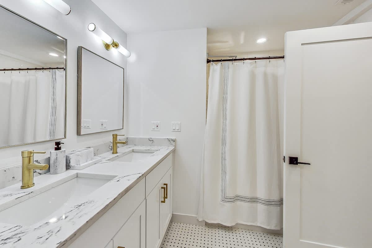 Wrightwood Place | Lincoln Park | Elegant Apartment photo 55