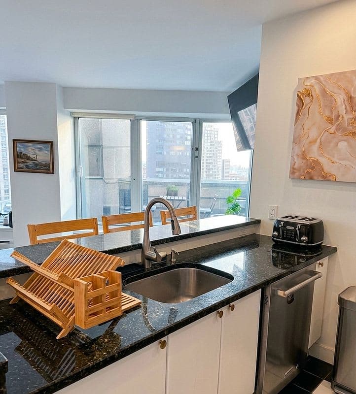 Spire Place | Midtown Manhattan | Chic Apartment photo 8