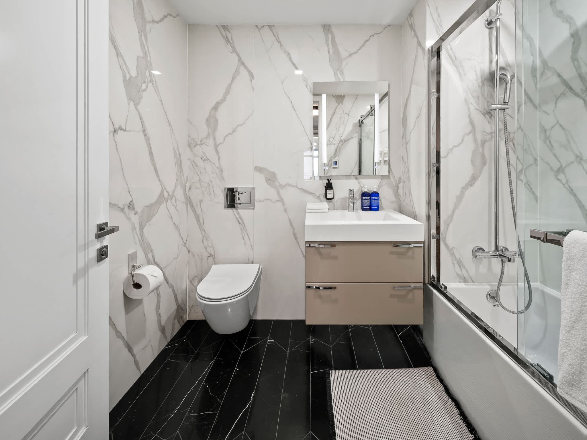Sunshine Cottage | East Village | Cozy Apt w/ Balcony & Gym photo 16