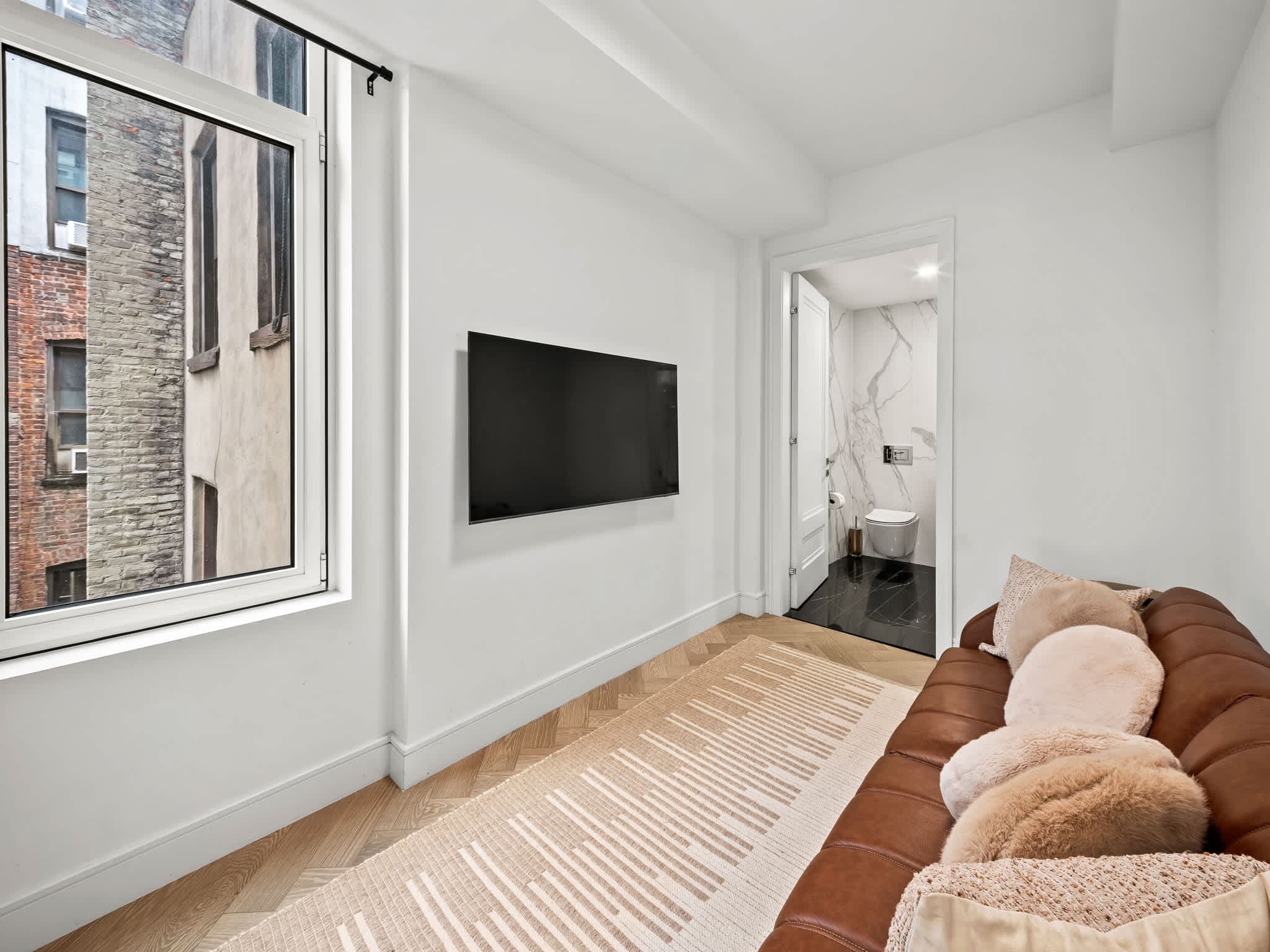 Sunshine Cottage | East Village | Cozy Apt w/ Balcony & Gym photo 6