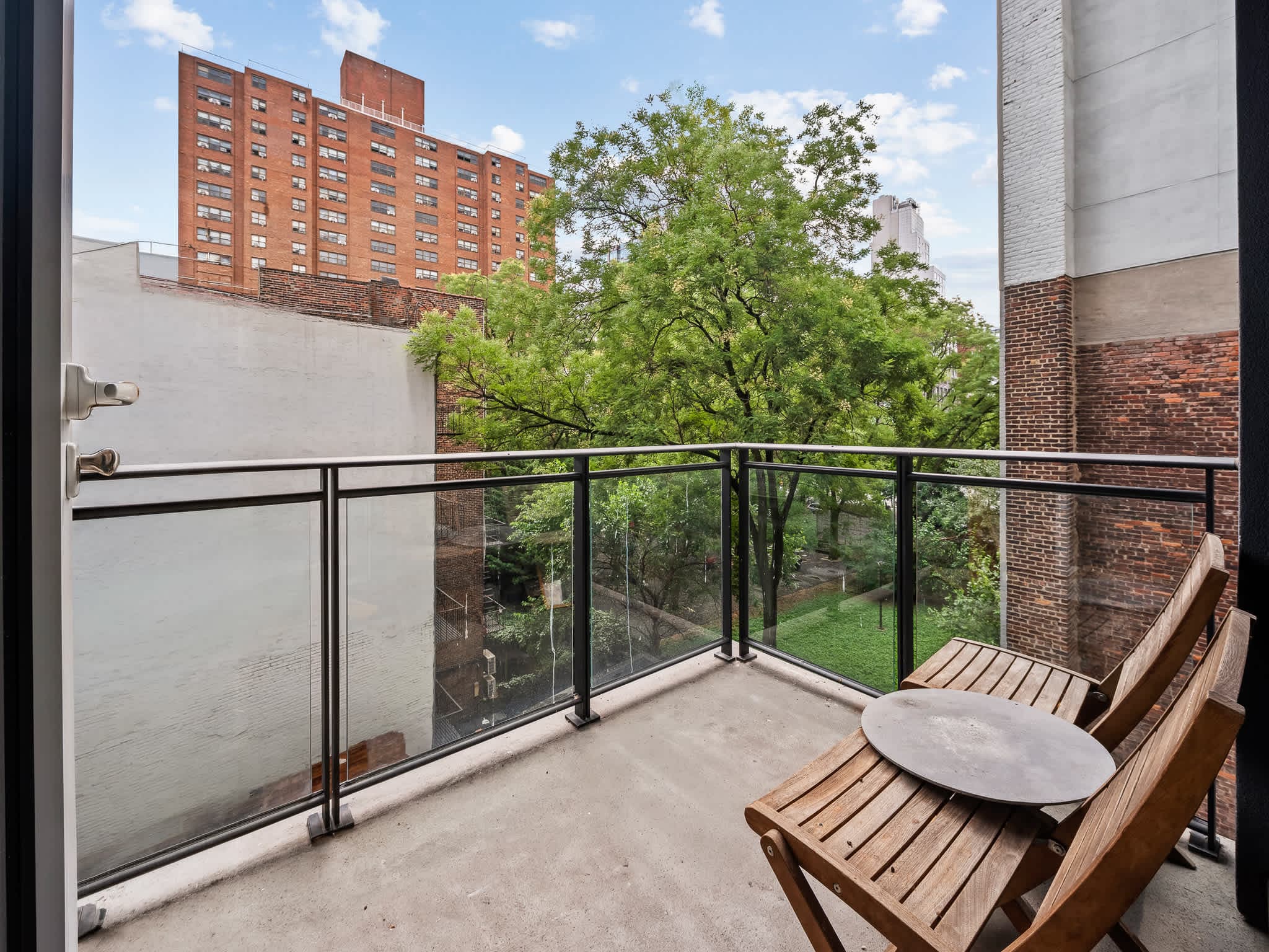 Sunshine Cottage | East Village | Cozy Apt w/ Balcony & Gym photo 3