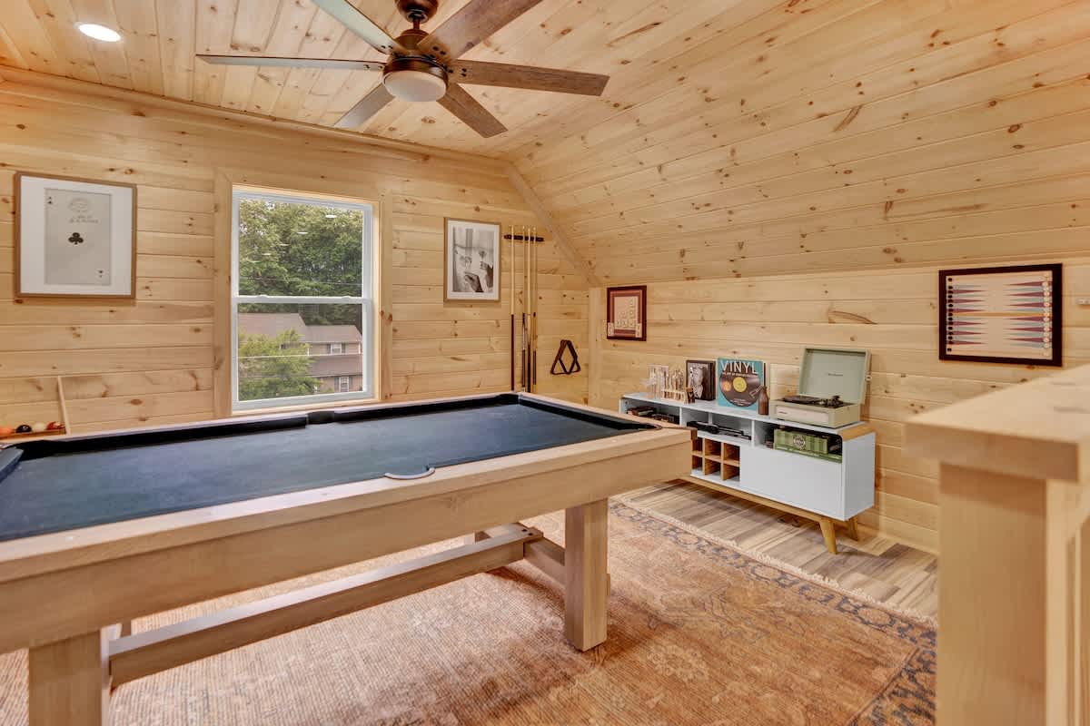 Spruce Chalet | Blakeslee | Luxury Retreat with Private Spa & Golf Simulator photo 5