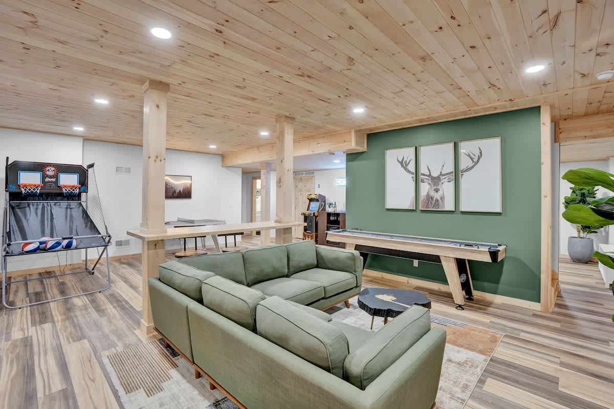 Spruce Chalet | Blakeslee | Luxury Retreat with Private Spa & Golf Simulator photo 3