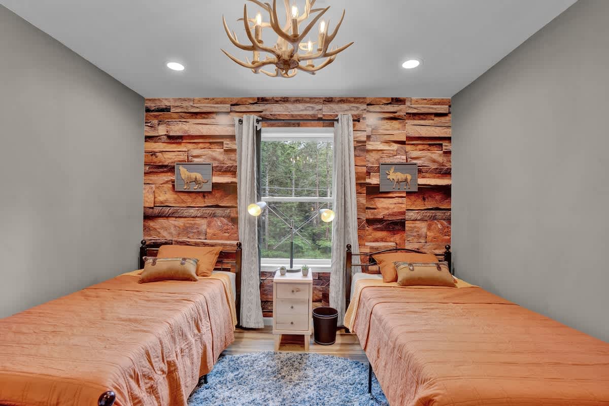 Spruce Chalet | Blakeslee | Luxury Retreat with Private Spa & Golf Simulator photo 23