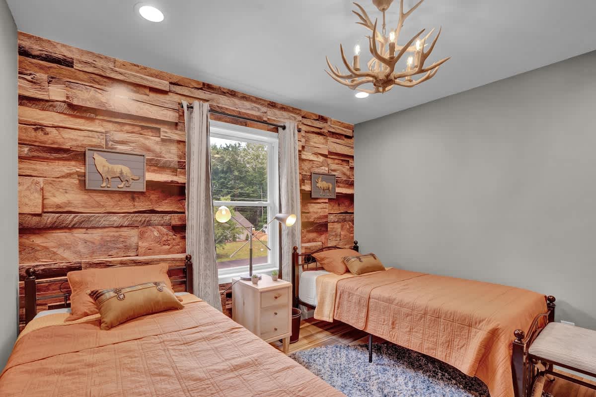 Spruce Chalet | Blakeslee | Luxury Retreat with Private Spa & Golf Simulator photo 24