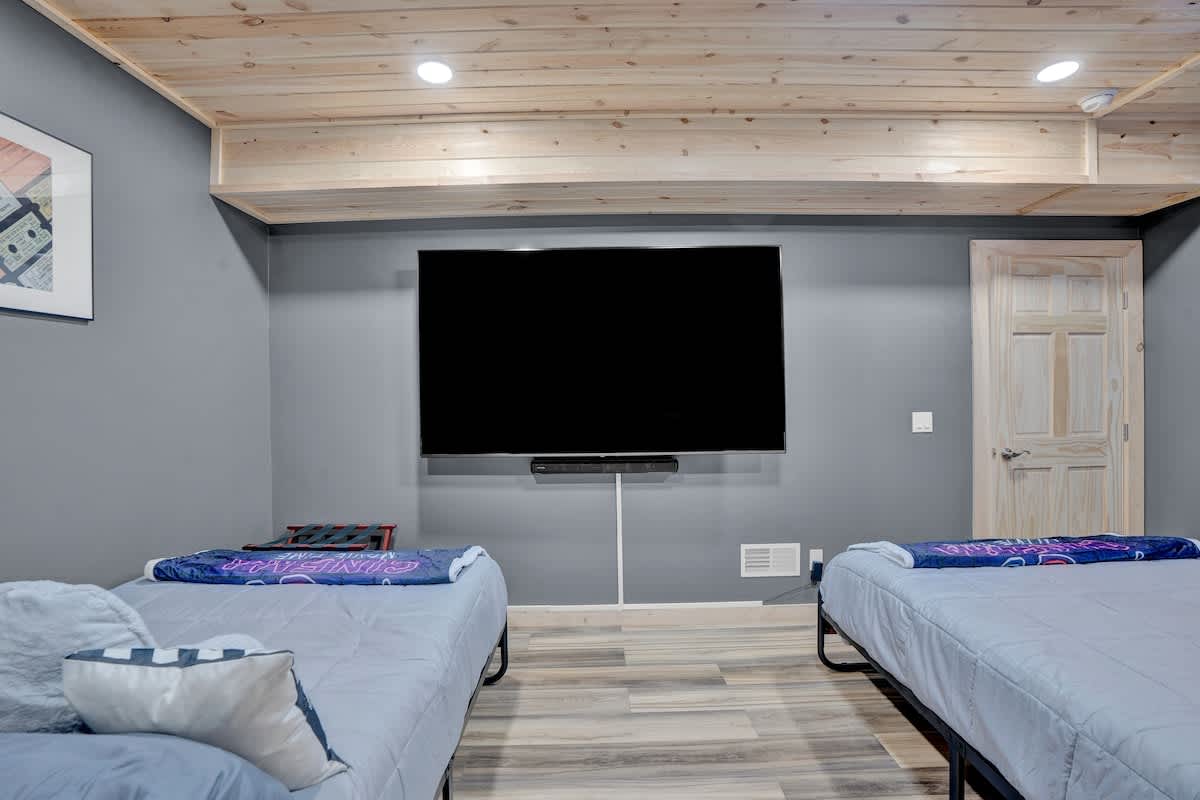 Spruce Chalet | Blakeslee | Luxury Retreat with Private Spa & Golf Simulator photo 31