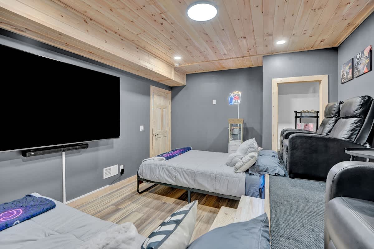 Spruce Chalet | Blakeslee | Luxury Retreat with Private Spa & Golf Simulator photo 35