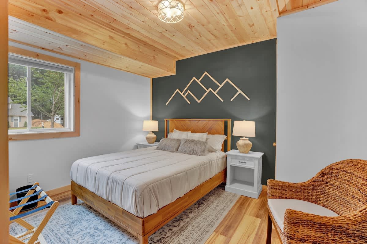 Spruce Chalet | Blakeslee | Luxury Retreat with Private Spa & Golf Simulator photo 40