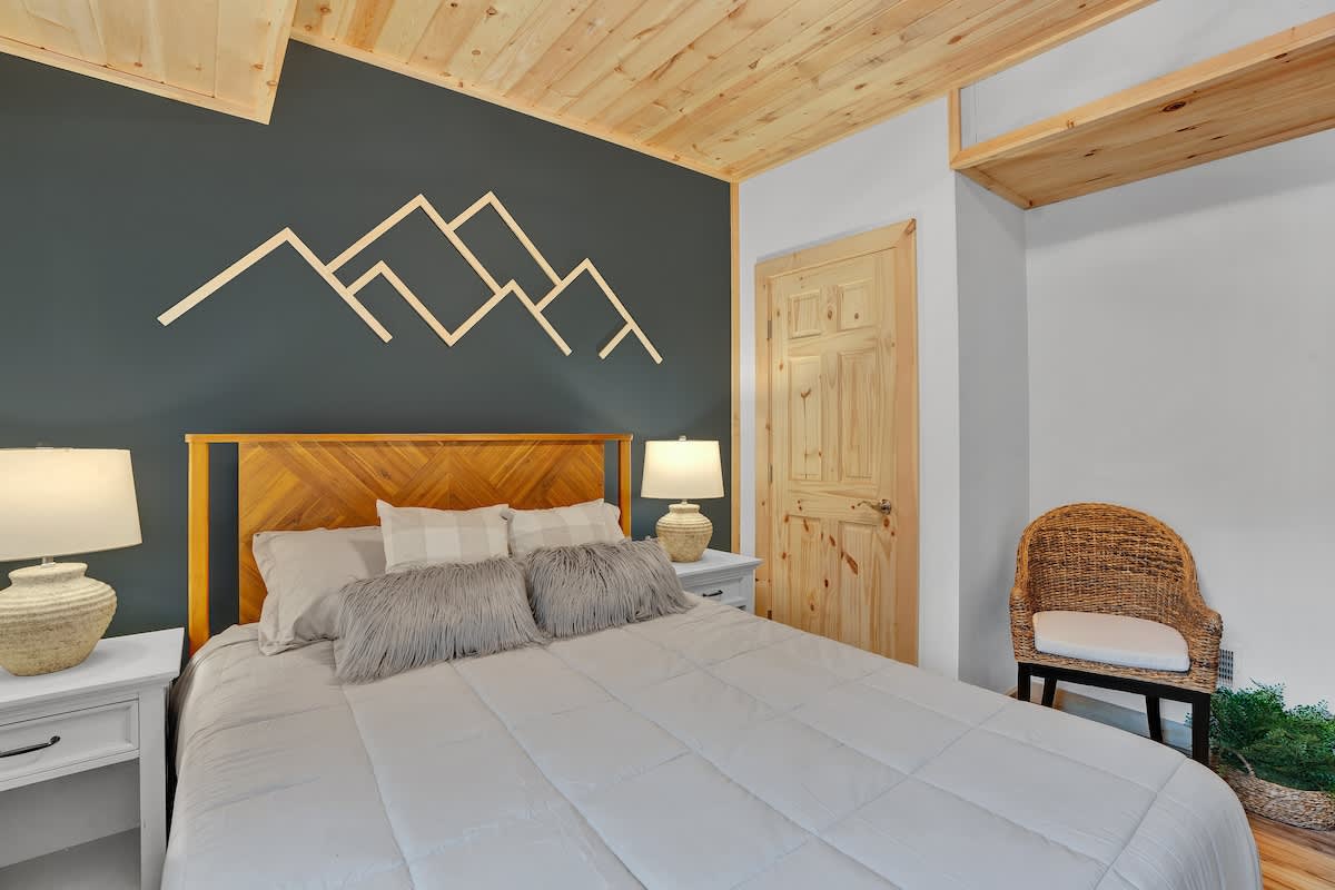 Spruce Chalet | Blakeslee | Luxury Retreat with Private Spa & Golf Simulator photo 39