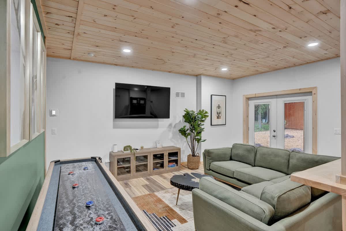 Spruce Chalet | Blakeslee | Luxury Retreat with Private Spa & Golf Simulator photo 43
