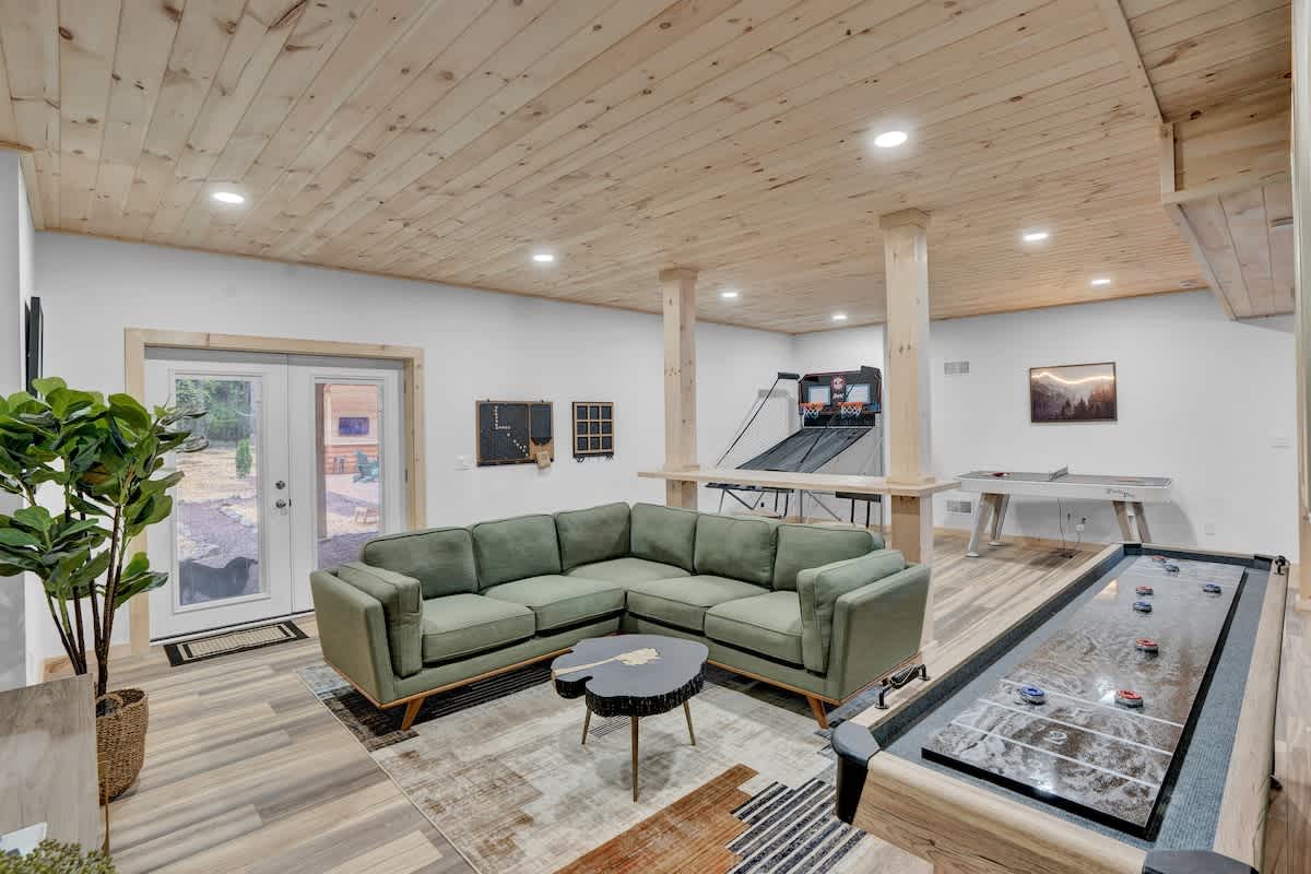 Spruce Chalet | Blakeslee | Luxury Retreat with Private Spa & Golf Simulator photo 44