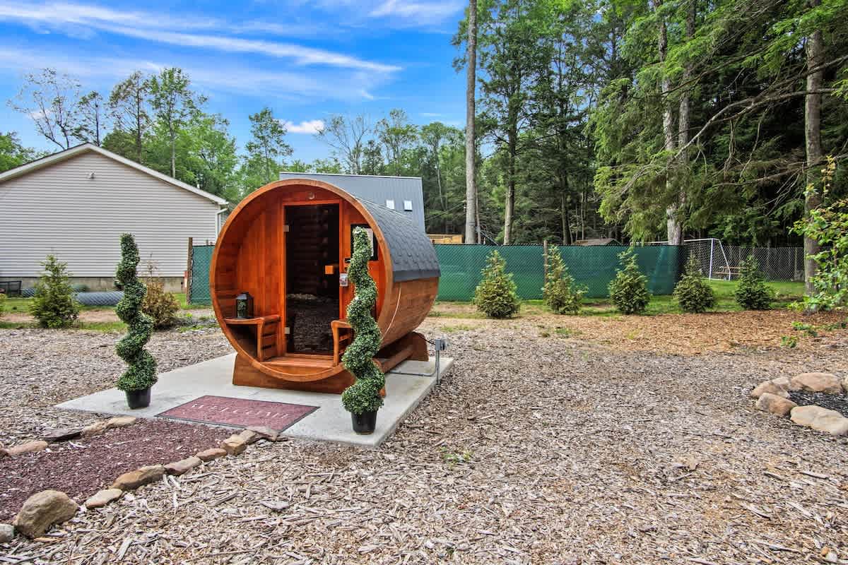 Spruce Chalet | Blakeslee | Luxury Retreat with Private Spa & Golf Simulator photo 69