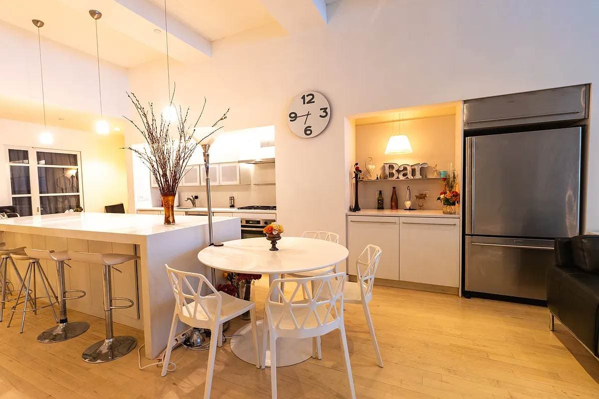 Exchange Loft | Financial District | Designer Loft with Rooftop & Pool photo 4