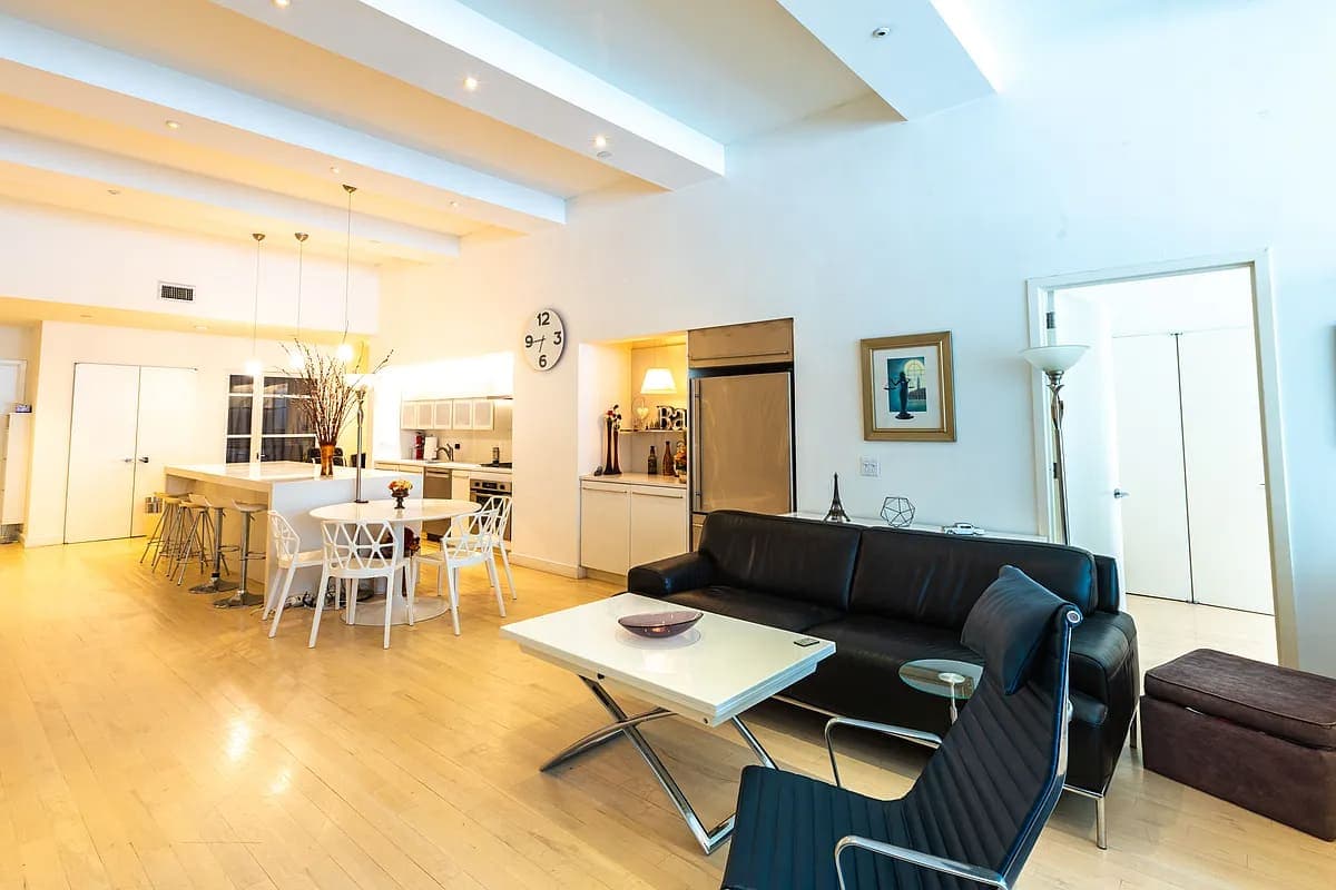 Exchange Loft | Financial District | Designer Loft with Rooftop & Pool photo 5