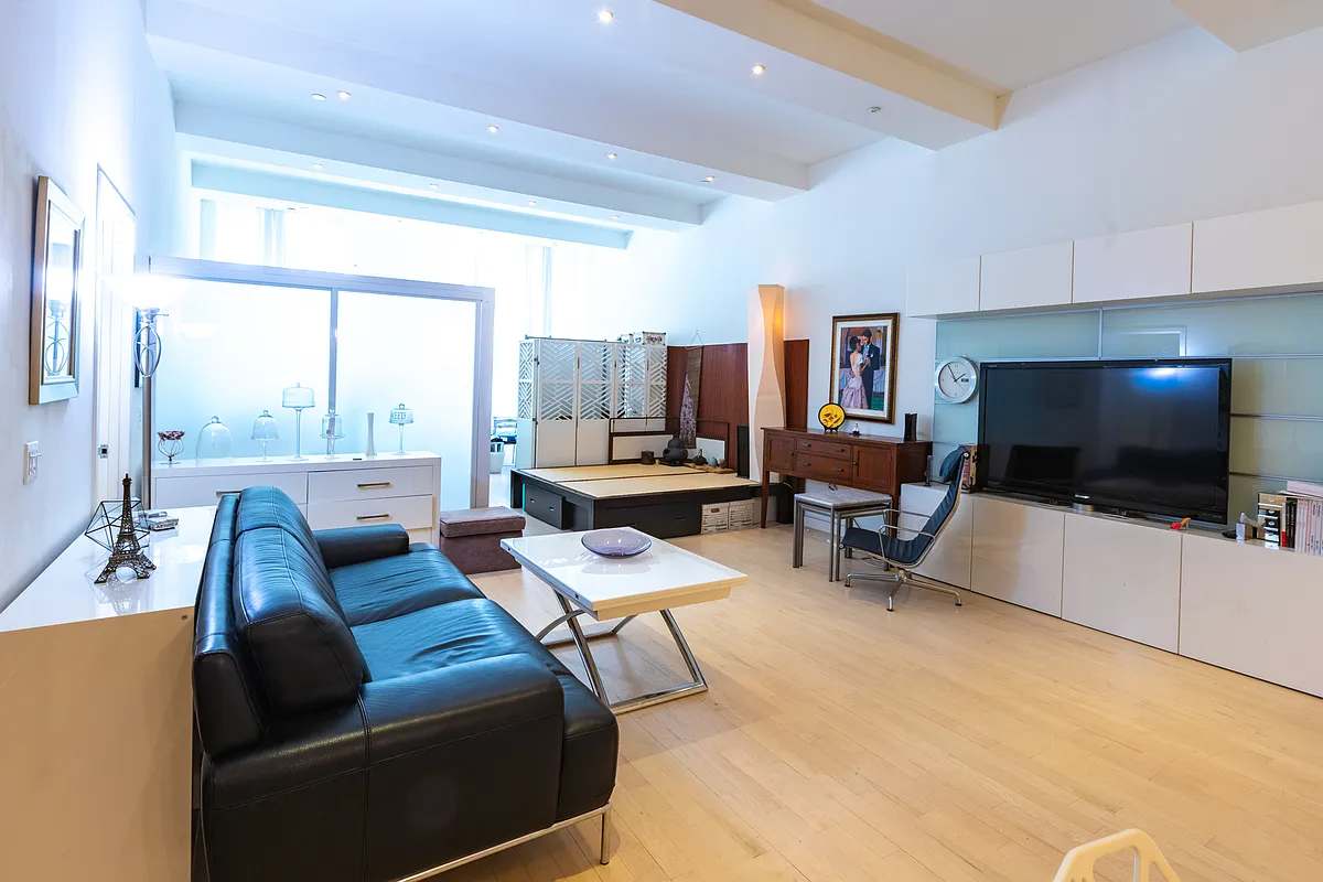 Exchange Loft | Financial District | Designer Loft with Rooftop & Pool photo 10
