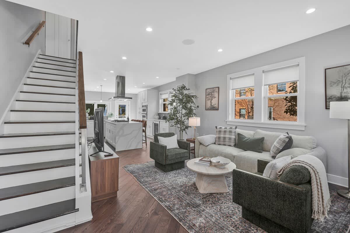 Todd Residence | Washington | Modern Home w/ Private Parking photo 2