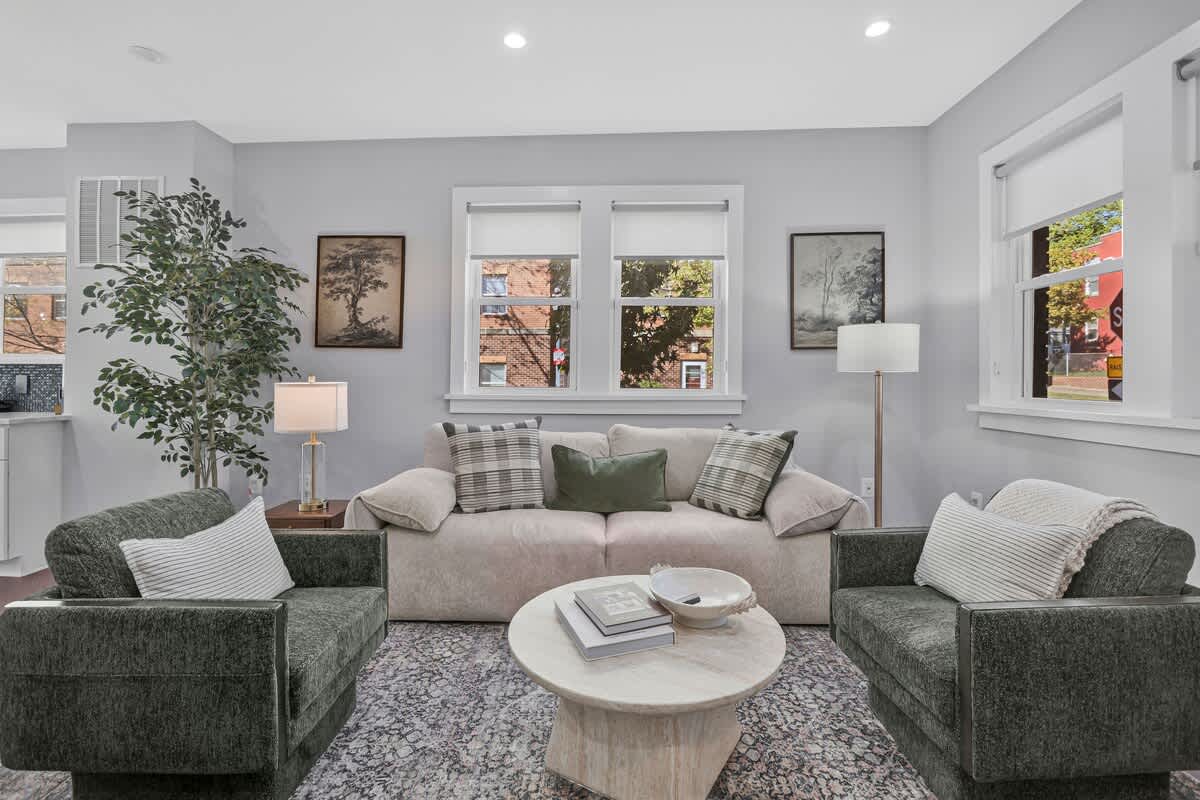 Todd Residence | Washington | Modern Home w/ Private Parking photo 3