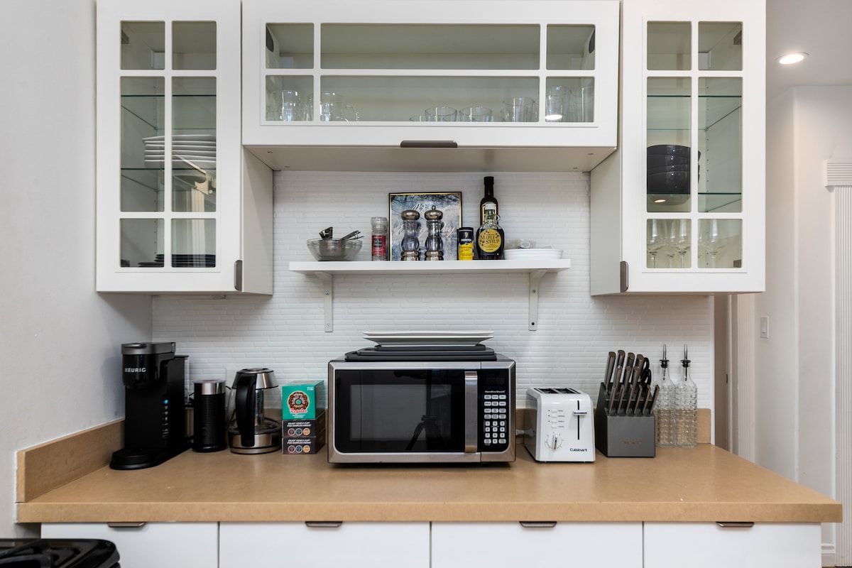 Carlton Retreat | Hollywood | Charming Home with Private Yard & Game Room photo 8