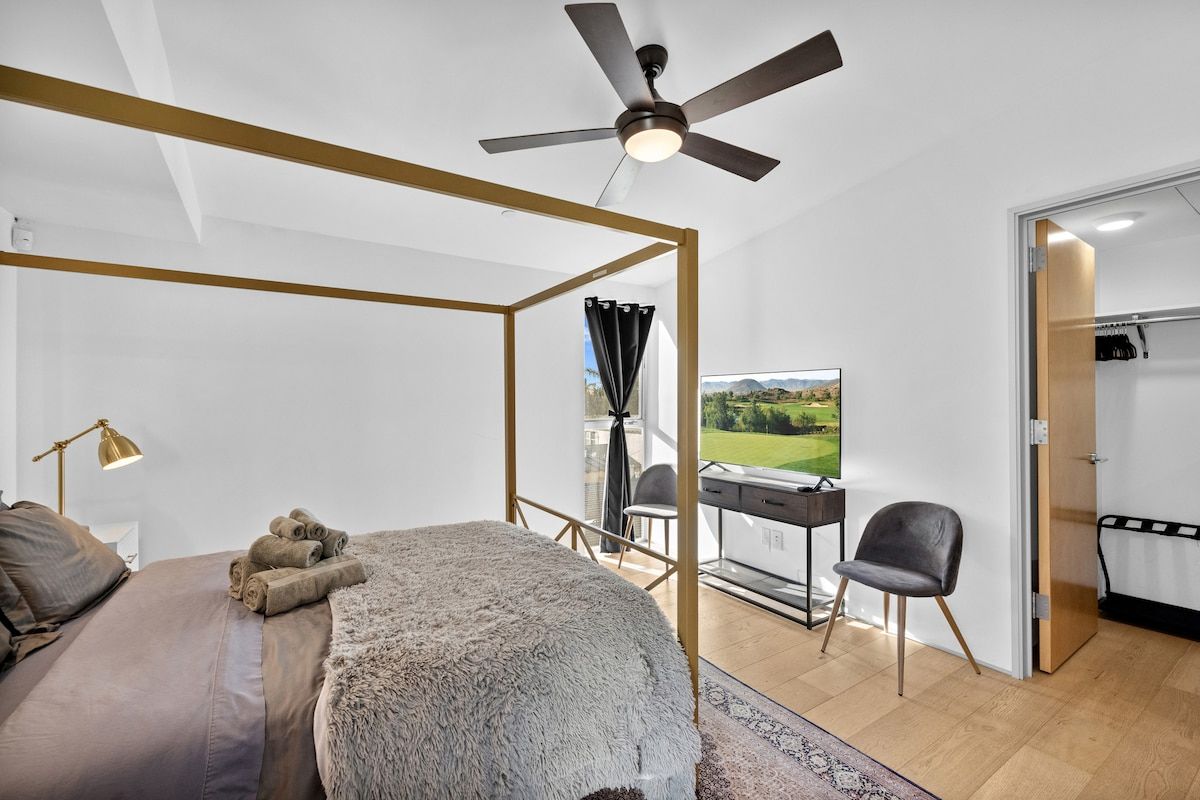 Solstice Haus | Sawtelle | Sunlit Modern Home with Balcony photo 24