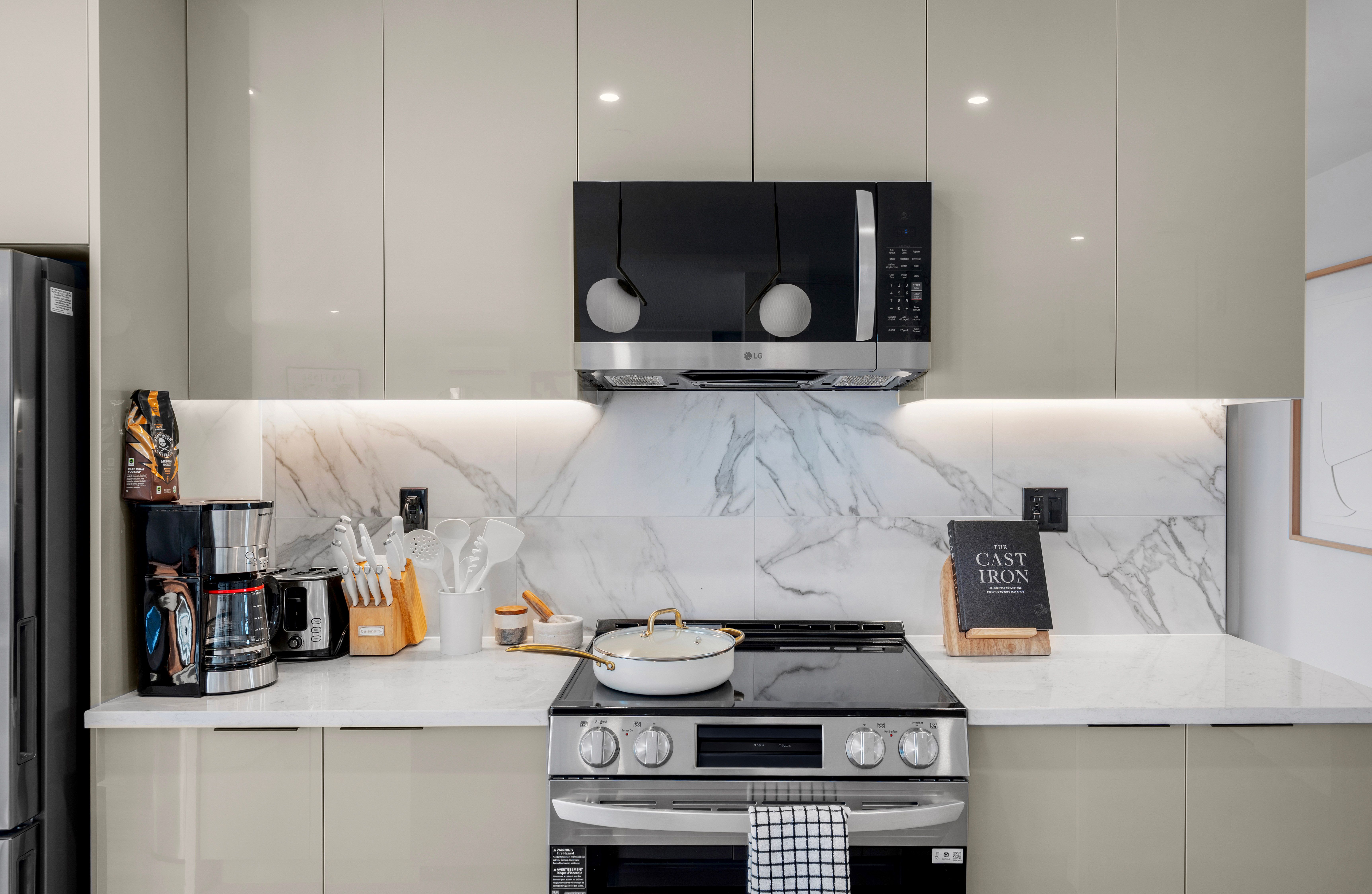 Seren 1006 | Greenpoint | Penthouse w/ Private Deck & River Views photo 11