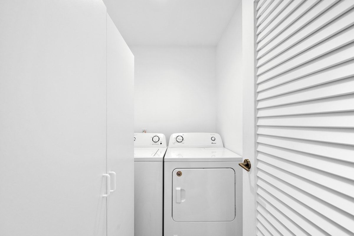 Solstice Haus | Sawtelle | Sunlit Modern Home with Balcony photo 50