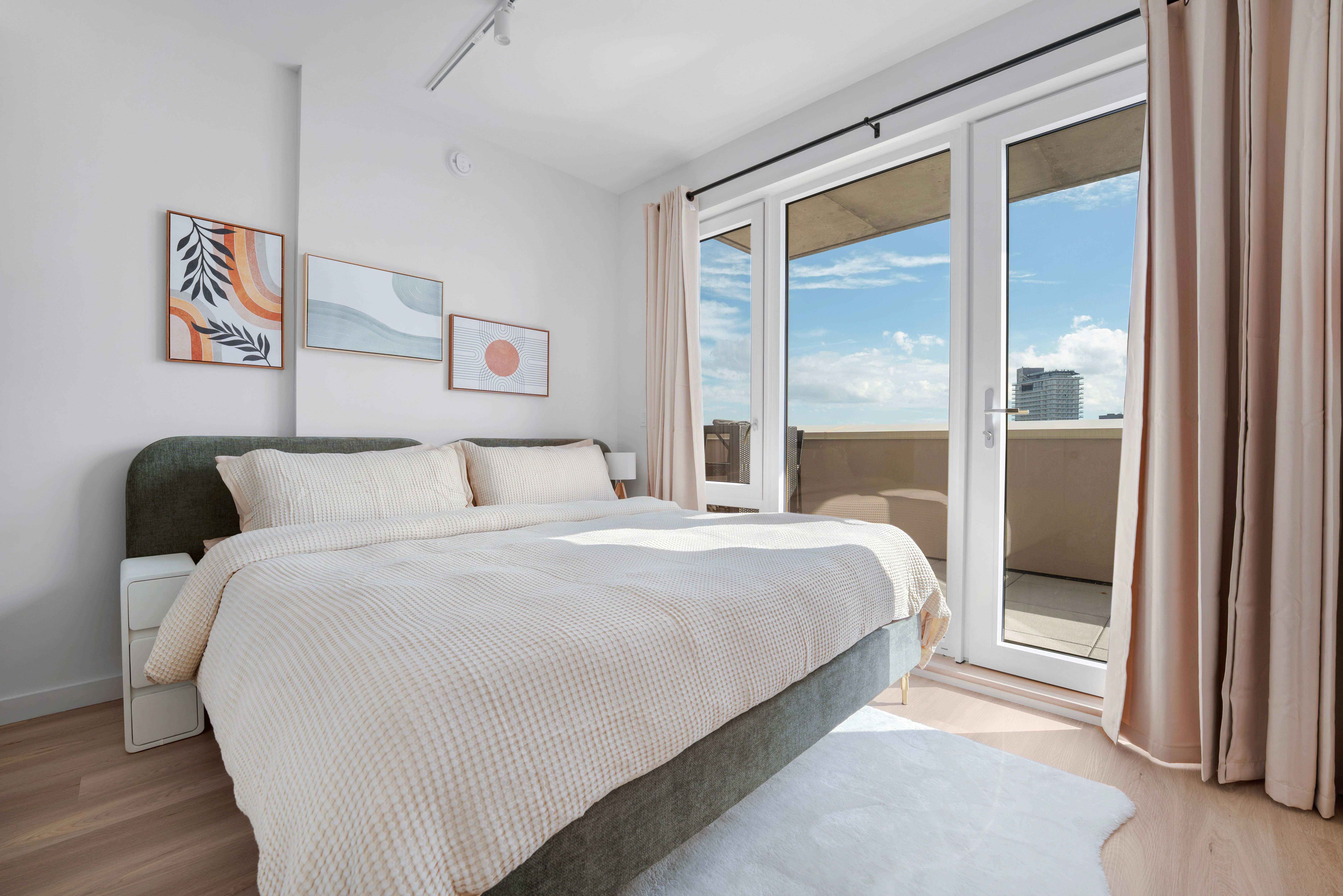 Seren 1006 | Greenpoint | Penthouse w/ Private Deck & River Views photo 18