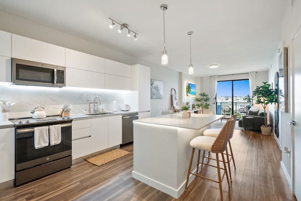 Palm Haven | Flagler Village | Apartment with Balcony & Rooftop Pool photo 4