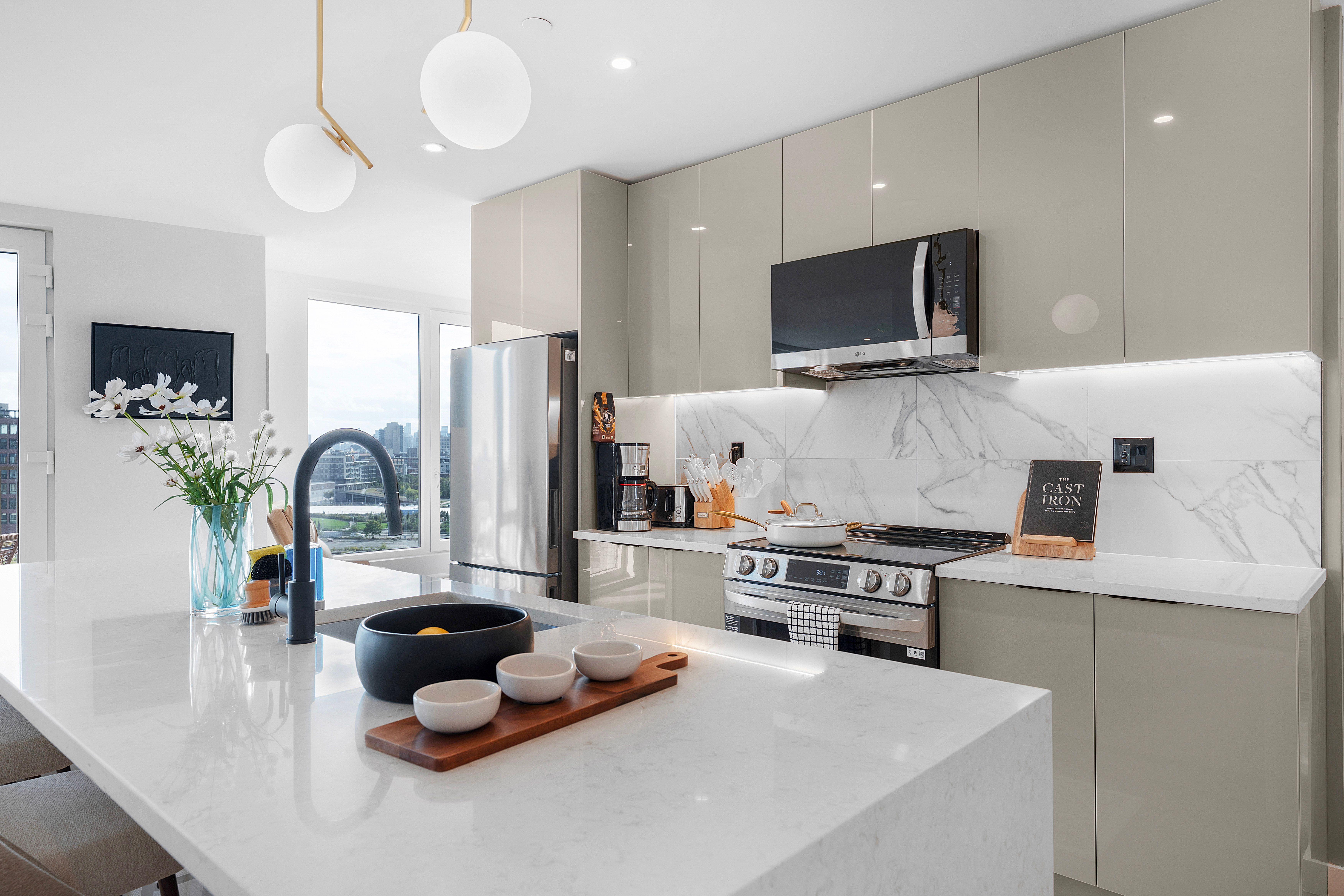 Seren 1006 | Greenpoint | Penthouse w/ Private Deck & River Views photo 10