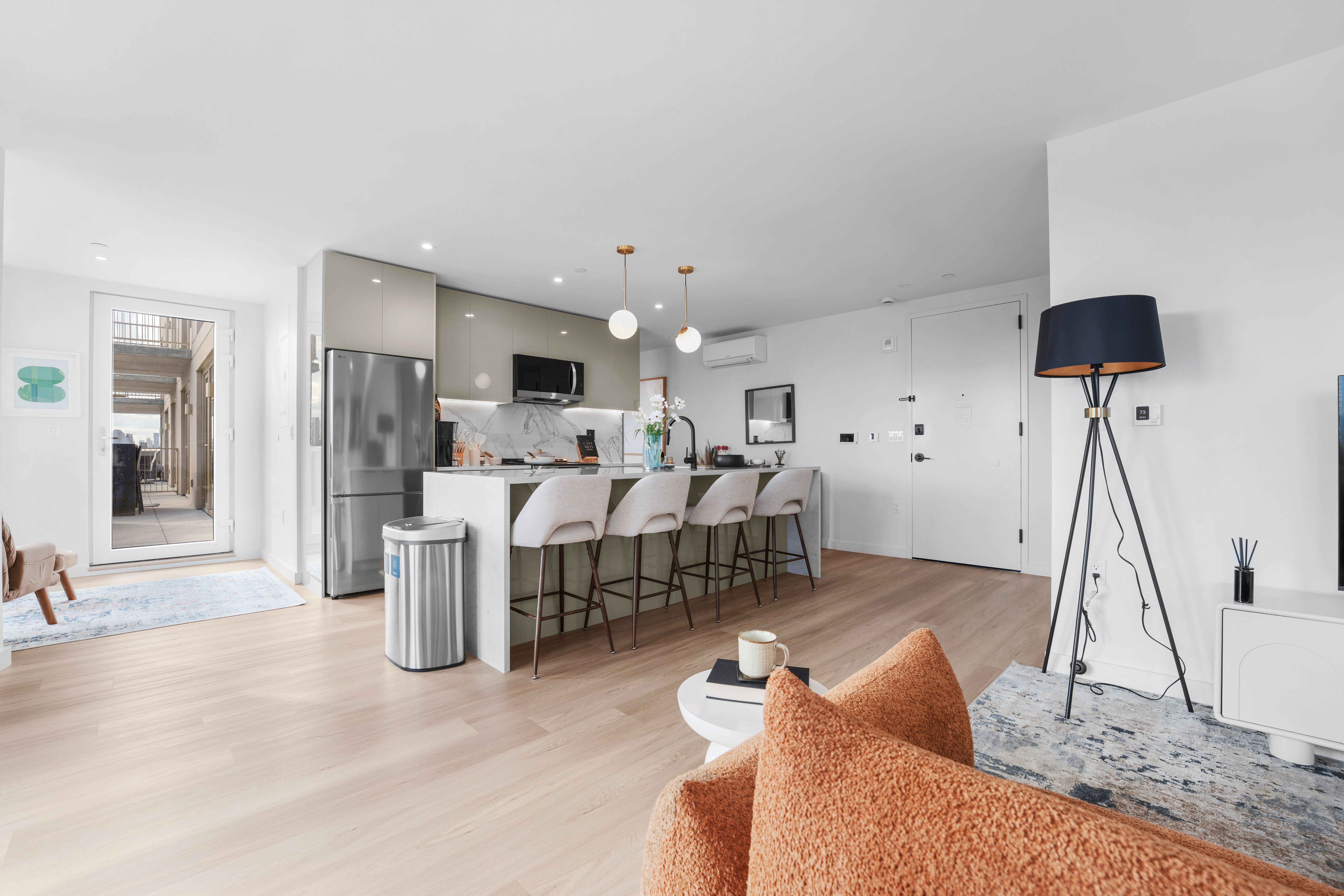 Seren 1006 | Greenpoint | Penthouse w/ Private Deck & River Views photo 5