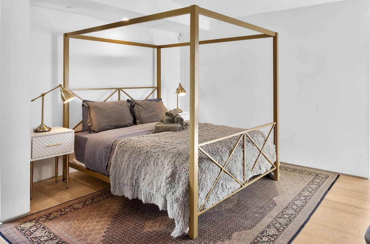 Solstice Haus | Sawtelle | Sunlit Modern Home with Balcony photo 23