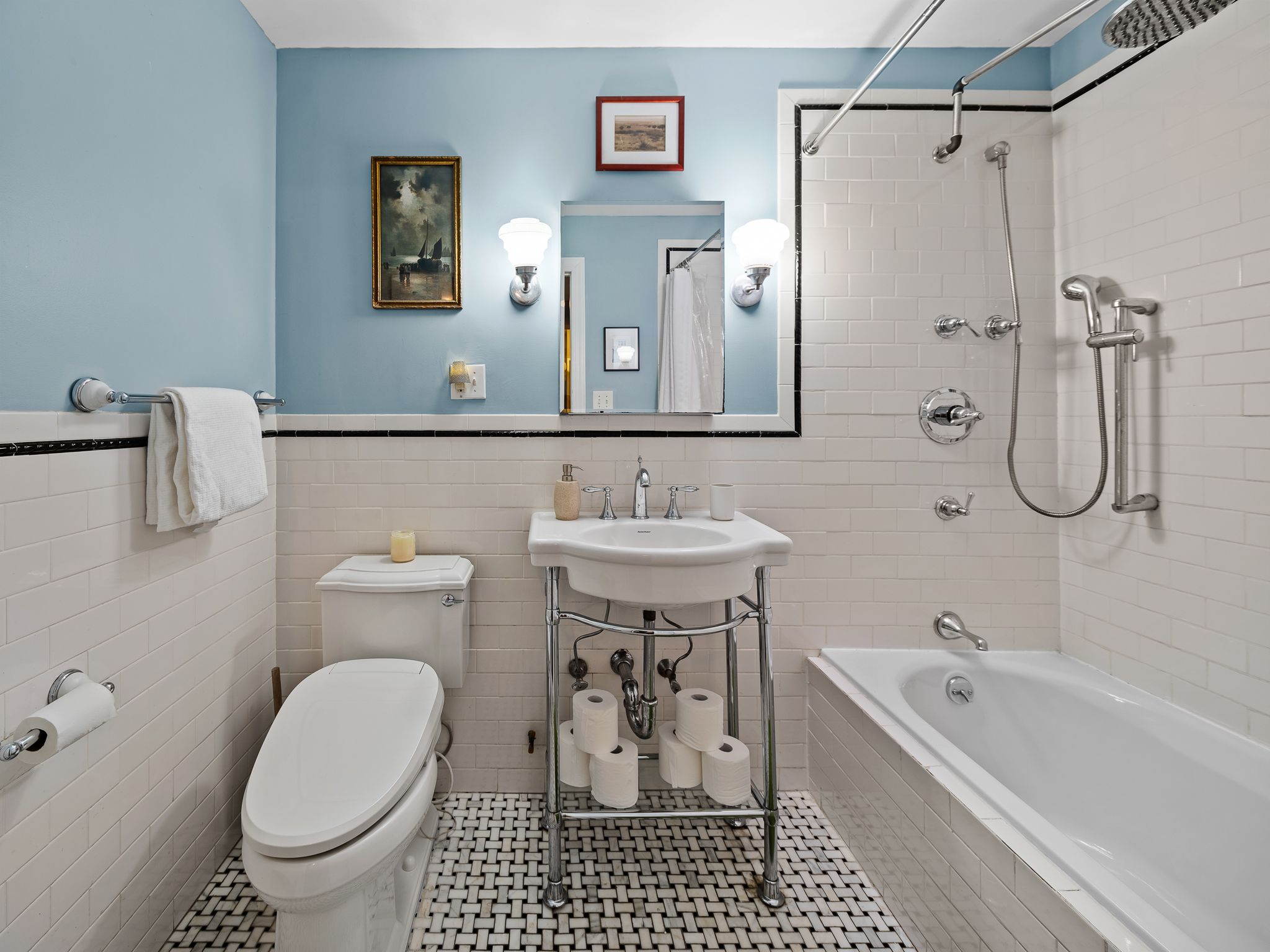 Grand Place | Clinton Hill | Brownstone Duplex w/ Private Garden photo 29