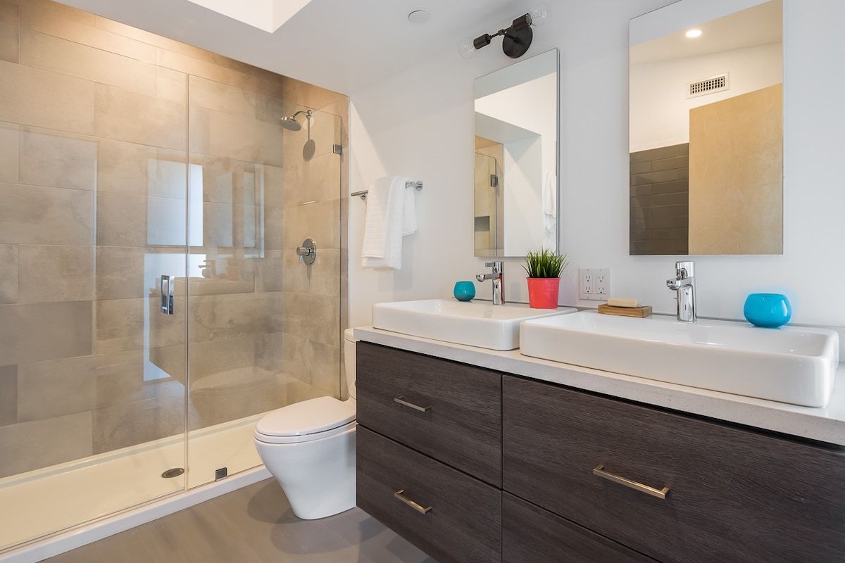 Solstice Haus | Sawtelle | Sunlit Modern Home with Balcony photo 33