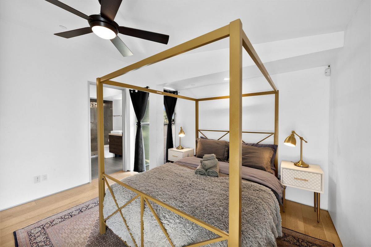 Solstice Haus | Sawtelle | Sunlit Modern Home with Balcony photo 22